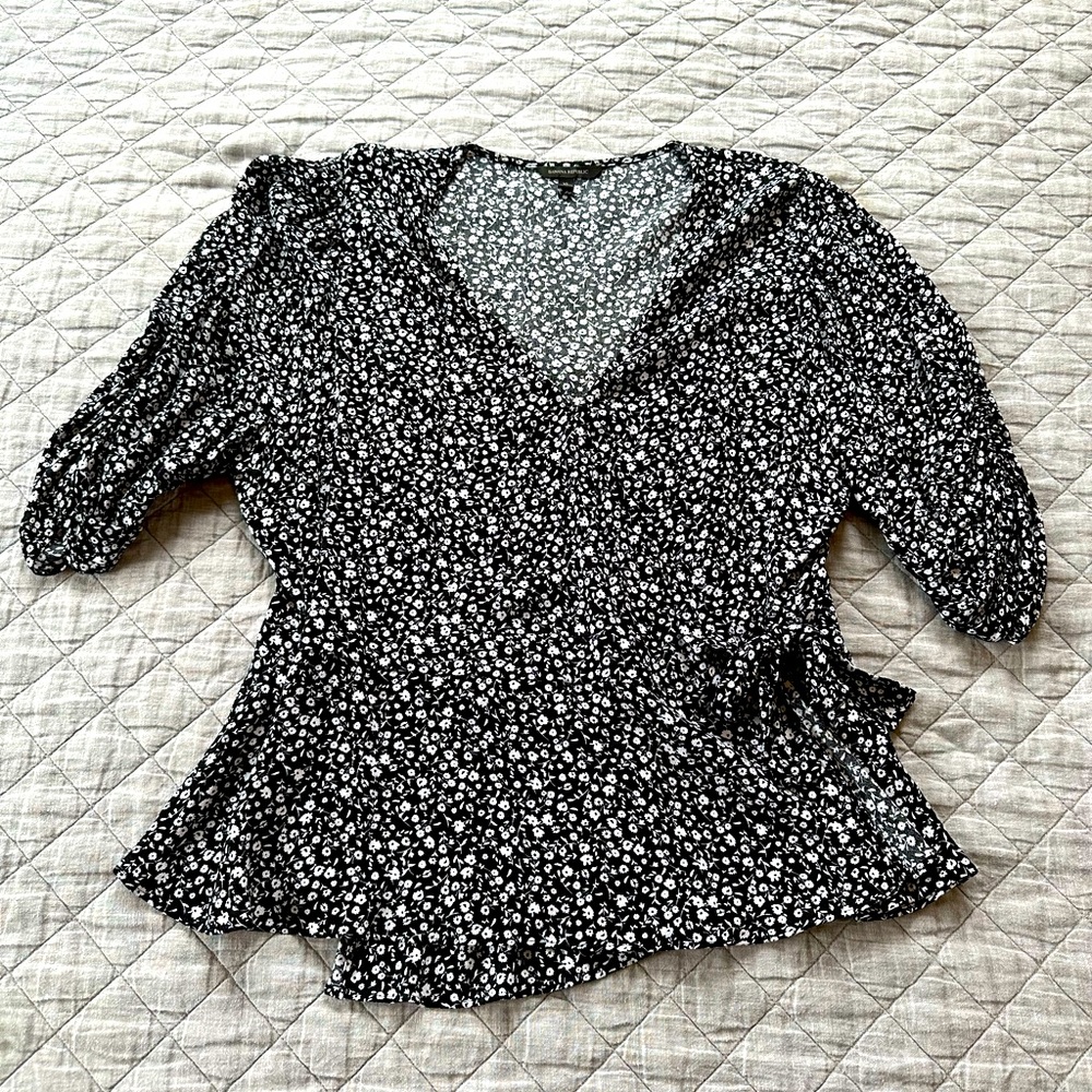 Banana republic wrap top with black and white floral pattern, size XL